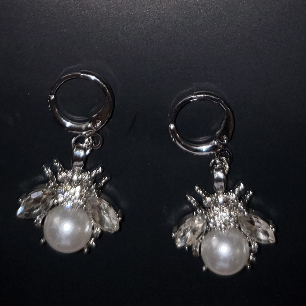 NWOT Bumble Bee dangle pierced earrings